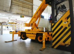 A Cunzolo oferece o Guindaste industrial Broderson IC 250, ideal para içamento de peças que requerem uma alta performance em locais de difícil acesso ou restritos. Içamento de peças grandes e maciças em ambientes industriais e de manutenção com eficiência e segurança. Esse equipamento é compacto, mas ao mesmo tempo robusto, podendo transpor obstáculos da área de trabalho e manobrar em espaços apertados.Ele é considerado um guindaste industrial com capacidade para 16,3 toneladas e lança telescópica de 19 metros. Esse tipo de máquina possui capacidade e estrutura ideais para operar em metalúrgicas, petroquímicas, mineradoras, aeronáuticas, automotivas e siderúrgicas, entre outras.Ficha técnica do Guindaste Industrial Broderson IC-250Capacidade total do equipamento16.300 kgPeso do equipamento17.100 kgComprimento da lança telescópica19 metrosComprimento do JIB6 metrosAltura máxima do equipamento2,42 metrosLargura do equipamento2,39 metrosComprimento do guindaste7,90 metrosRaio máximo do equipamento21,30 metrosPrincipais vantagenscapacidade para manobras em espaços pequenos, segurança Modelos de guindaste industrialA Cunzolo conta com três modelos da marca italiana Ormig disponíveis para aluguel. O Ormig 20/25 TM pode ser utilizado na movimentação de cargas de até 25 toneladas a alturas que não excedam 0,70 metros no setor industrial.Esse equipamento possui eixos direcionais traseiros e se locomove com a carga, ou seja, sobre os pneus, garantindo facilidade e rapidez nas manobras e movimentação de cargas.Suas dimensões são compactas: 2,48 metros de largura e 2,8 metros de altura. A capacidade de içamento de carga chama a atenção, com alcance horizontal de 7,7 metros, chega a 3.100 kg, e com alcance vertical de 12,5 metros, suporta até 12.800 kg.O Ormig 16 TM tem garfos de 1,2 metros na ponta da lança para o içamento, trazendo agilidade às remoções industriais. Suas dimensões são um pouco menores: largura de 2,5 metros e altura de 2,37 metros. É mais indicado para espaços reduzidos, com capacidade para até 16 toneladas.Já o Ormig 45 TM, tem como destaque os contrapesos modulares que facilitam a movimentação e dimensionamento. Sua estrutura é mais robusta, com largura de 2,74 metros e altura de 3,05 metros, e capacidade total de 45 toneladas.O modelo Grove YB 4409-2 é outra opção bastante procurada para aluguel na Cunzolo. Ele é um equipamento compacto, com apenas 1,96 metros de largura e 2,39 metros de altura. Sua capacidade de içamento é de 8.162 kg a 1,5 metro, quando patolado.Esse guindaste, fabricado pela Manitowoc, também possui capacidade de içamento e respectiva movimentação de 5.215 kg sobre pneus.Completando o catálogo de guindastes industriais da Cunzolo, o modelo Luna TM 130 possui menor altura, cabeça de lança mais baixa e moitão reduzido. Juntos, possibilitam o acesso a locais com altura menor, como indústrias, túneis, viadutos e rodovias. O comprimento da lança é de 17,7 metros e sua capacidade total é de 26 toneladas.Segurança em operações com guindaste industrial Broderson IC-250Seguimos todas as normas de segurança, como a NR 11 e a NR 18, que estabelecem diretrizes para planejamento e operação das máquinas utilizadas em içamento e movimentação de cargas pesadas.A Cunzolo valoriza o aperfeiçoamento do trabalho de operadores. O projeto “Operadores Titulares” tem como base o tripé “Especialização dos Operadores”, “Segurança nas Operações” e “Necessidades dos Clientes”.Aliado a iniciativas como o programa de manutenções preventivas em toda a frota de guindastes, plataformas elevatórias móveis de trabalho (PTA/ PEMT), empilhadeiras e caminhões, e ao estudo de rigging -