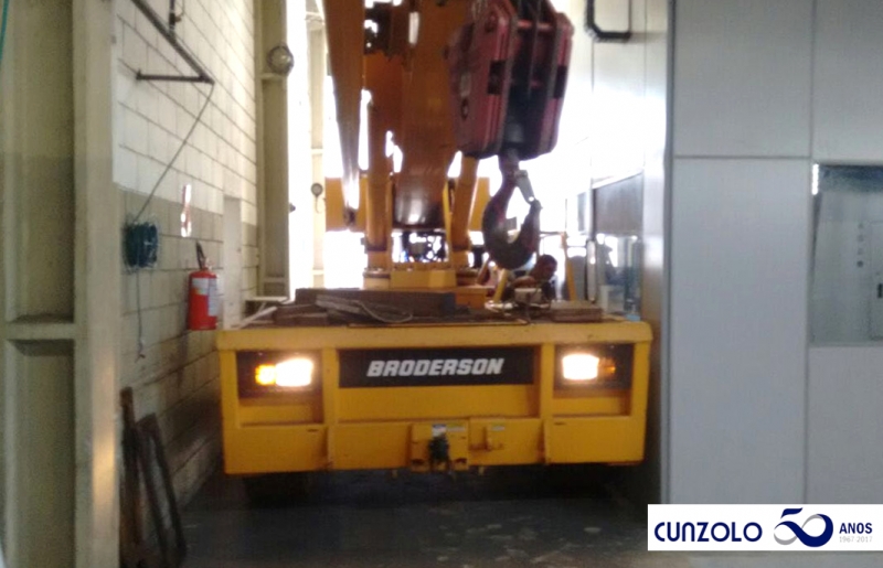 Equipe de Remoção Industrial em Ação na cidade de Campinas-SP. O transporte de máquina em local de espaço restrito e de difícil acesso foi realizado com o Guindaste Industrial Broderson IC-250.