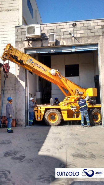 Equipe de Remoção Industrial em Ação na cidade de Campinas-SP. O transporte de máquina em local de espaço restrito e de difícil acesso foi realizado com o Guindaste Industrial Broderson IC-250.