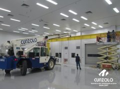 A Cunzolo realizou o içamento de vigas de rolamento de ponte rolante com 13 metros de comprimento e peso de 2.800 kg.A operação foi realizada com o Guindaste Industrial Ormig 25 TM (cap. 25 ton.) com altura de 2,80 metros em um raio operacional de 8 metros. O guindaste foi a escolha ideal para operação, pois além de ser ágil para trabalhos em espaços reduzidos, ele possui gancho de içamento acoplado na parte dianteira da lança, o que diminui a altura para amarração da peça. Além disso, a porta de acesso à área de montagem tinha altura limite de 3,20 metros, portanto foi necessário um equipamento com altura inferior e que tivesse lança suficiente para atingir o raio operacional do içamento.A operação foi realizada com sucesso e foi finalizada antes do prazo planejado, o que possibilitou ao cliente antecipar o prazo de entrega da ponte rolante.Parabéns equipe pela dedicação e empenho!