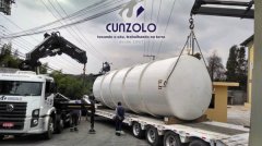 A Cunzolo realizou a remoção, transporte e içamento de dois equipamentos (tanque e container). O cliente já havia contratado a Cunzolo para um trabalho que foi realizado em Caçapava entre Janeiro e Fevereiro deste ano.Para esta operação foi necessário utilizar amarrações curtas, devido à quantidade de fios.Os equipamentos a serem içados estavam dentro de um galpão, por isso foi necessário retirar primeiro os que estavam na frente, o que impactou a ordem de transporte e montagem das peças no local de destino.A operação foi realizada com o Guindaste Articulado Fassi 800, Guindaste Articulado Fassi 1150 e o Guindaste Industrial Ormig 45. A utilização dos mesmos facilitou o deslocamento das peças no local.Parabéns a equipe que realizou o trabalho com excelência.Para operações de remoção, transporte e içamento de cargas e equipamentos, fale com a equipe Cunzolo e solicite um orçamento!