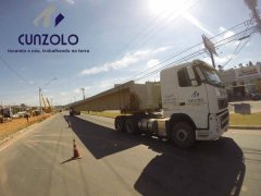 A Cunzolo realizou uma operação completa de carregamento, transporte e montagem de passarela metálica na cidade de Itupeva - SP, utilizando os Guindastes Liebherr LTM 1220 e Grove GMK 5275, ambos de alta capacidade e precisão operacional.A estrutura movimentada possuía 35 metros de comprimento, 1,8 metro de largura, 1,8 metro de altura e peso total de 106 toneladas, exigindo planejamento técnico detalhado e coordenação entre as equipes de campo e logística.Para o transporte dos acessórios, Dollys e vigas, foram utilizados:Seis carretas carga seca (acessórios)Uma prancha reta (Dollys)Dois Dollys (vigas)A operação contou com o empenho e a competência de 17 colaboradores da equipe Cunzolo Guindastes e Plataformas, que atuaram com sincronia, segurança e profissionalismo do início ao fim da atividade.Esse projeto reforça o comprometimento da Cunzolo em oferecer soluções completas em içamento, movimentação e transporte de cargas pesadas, contribuindo para o sucesso de obras de infraestrutura em todo o Brasil.Precisa realizar içamento, montagem ou transporte de grandes estruturas?Entre em contato com a Cunzolo e receba um orçamento personalizado!