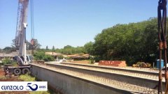 A Cunzolo realizou uma operação de transporte e içamento de vigas na cidade de Rio Claro - SP, utilizando prancha de alta capacidade e Guindaste Rodoviário. O trabalho foi executado com planejamento técnico, precisão e total segurança, garantindo eficiência em todas as etapas da movimentação.A operação envolveu logística especializada, desde o carregamento até o posicionamento final das vigas, demonstrando a expertise da Cunzolo em serviços de içamento, transporte e movimentação de cargas pesadas em obras de infraestrutura e projetos industriais.Com equipamentos modernos e equipe qualificada, a Cunzolo reafirma seu compromisso com a segurança, pontualidade e excelência operacional em cada serviço realizado.Precisa de suporte para içamento ou transporte de vigas e estruturas pesadas?Entre em contato com a Cunzolo e solicite um orçamento personalizado!