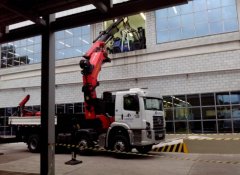 A Cunzolo realizou com sucesso o içamento de tanques e reatores no Rio de Janeiro. Além do Guindaste Articulado PK 100002 F, foram utilizadas as empilhadeiras Komatsu FG 45-7 e Hyundai 45L7A para aproximar as peças, com peso entre 2 e 4 toneladas, da porta de acesso.O guindauto PK 100002 F foi escolhido pois é eficiente nas operações em que existem diversas interferências e precisa-se de um grande alcance e capacidade de içamento.É um equipamento do tipo articulado, indicado para longos alcances e de alto desempenho para as aplicações que exijam grandes alcances verticais, horizontais, força e precisão: montagem de pontes rolantes, gruas, estruturas metálicas e lajes, além de ter performance diferenciada em manutenções industriais e instalações de tanques.Tem capacidade de içamento de 25 toneladas a 3 metros, comandada por controle remoto sem fio, e possui lança auxiliar (JIB). O alcance horizontal é de 32 metros e o vertical de 35,5 metros, com capacidade de içamento na ponta de 1.010 kg. Possui ainda sapatas escamoteáveis (este recurso permite que os cilindros girem 180&deg; para cima).A empilhadeira Hyundai 45L7A é um equipamento a combustão (GLP) para utilização em áreas externas e internas. Suas características técnicas permitem ao operador uma melhor visualização da movimentação, tornando-a mais segura e eficaz. Ela é indicada para uso em piso pavimentado, como pátios, docas e portos. Por ser mais robusta, possui capacidade de carga de 4,5 toneladas.Já a empilhadeira Komatsu FG 45-7, tem capacidade de elevação de 4 toneladas, com combustão a diesel. Possui dimensões compactas, ideais para atividades em ambientes industriais e depósitos.Estudo de RiggingOperações como o içamento de tanques e reatores no Rio de Janeiro exigem um planejamento detalhado para que não ocorram imprevistos e atrasos no serviço. A maneira ideal de garantir produtividade e segurança é a elaboração de um estudo de rigging.Na Cunzolo, ele é feito por uma equipe de especialistas com vasta experiência, que considera interferências e aspectos que exigem maior controle, levando em conta também a viabilidade econ&ocirc;mica da operação. Com ele, é possível obter a indicação das melhores práticas e equipamentos que possam otimizar o trabalho. Outra preocupação é seguir as normas regulamentadoras do setor.Desde 1967, somos referência no mercado, com um trabalho focado na segurança, economia, aprimoramento permanente da equipe e modernização da frota de guindastes, plataformas, empilhadeiras e caminhões para transporte pesado.Içamento de tanques e reatores com segurançaO aluguel de equipamentos para içamento de tanques e reatores na Cunzolo é uma opção segura e com ótimo custo-benefício, mas se o seu objetivo é utilizar com mais frequência equipamentos como esses, também pode optar pela compra.Temos dispositivos usados, em excelente estado de conservação, com manutenção em dia, e com preços atrativos disponíveis para venda. Mantemos um programa de manutenções preventivas em toda a frota de guindastes, plataformas aéreas elevatórias (PTA/ PEMT), empilhadeiras e caminhões para transporte pesado.Além disso, realizamos manutenções corretivas e inspeções preventivas em equipamentos de terceiros, oferecendo ao cliente a venda de peças originais das principais marcas do mercado.Se tiver interesse na locação de algum guindaste, plataforma aérea, empilhadeira ou outro equipamento, basta clicar aqui e conversar com nossa equipe. E aproveite para acompanhar trabalhos realizados por nossa equipe, como o içamento de tanques e reatores no Rio de Janeiro, no nosso blog, que reúne as novidades da Cunzolo e do setor de movimentação e içamento de cargas pesadas. 