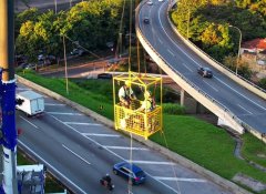 A Cunzolo oferece soluções seguras e eficientes para trabalhos em altura com o Cesto Suspenso de 4 Pessoas - Modelo MMM.010, desenvolvido para garantir o máximo desempenho em operações com guindastes e atender com rigor às exigências das normas de segurança do trabalho.Projetado conforme os requisitos da NR-12 - Anexo XII (Portaria SIT n&deg; 293/2011), este modelo foi elaborado com foco na elevação segura de pessoas por equipamentos de guindar, sendo ideal para serviços técnicos, manutenções, inspeções e outras atividades em altura que demandam confiabilidade e proteção aos operadores.Características técnicas:Capacidade: até 4 operadores ou 550 kgDimensões: 1520 mm (C) x 920 mm (L) x 2100 mm (A)Altura do guarda-corpo: 1000 mmDispositivos de segurança:05 pontos de içamento, incluindo 01 ponto central reserva04 pontos de ancoragem para cintos de segurançaPiso antiderrapante para evitar escorregamentosPorta com trava de segurança, garantindo proteção no acessoBarra fixa para apoio das mãos, oferecendo maior estabilidade durante o trabalhoVeja os Vídeos do Cesto em uso com o Guindaste Liebherr LTM 1120, na operação do Obelisco - Rodovia dos Bandeirantes (CCR) Robusto, funcional e dentro dos mais altos padrões de segurança, o modelo MMM.010 é ideal para empresas que valorizam a integridade de suas equipes e a excelência operacional. A Cunzolo garante a procedência do projeto e a conformidade com as normas vigentes, reforçando seu compromisso com a qualidade e a segurança no setor de movimentação e içamento de cargas.Entre em contato com a equipe Cunzolo e saiba mais!