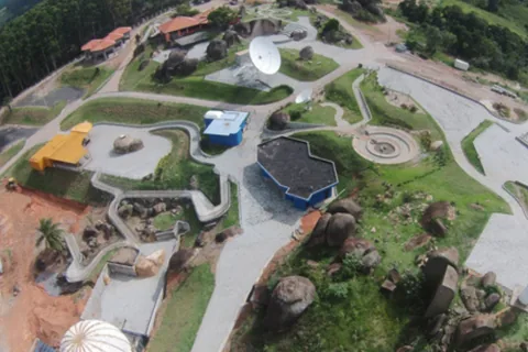 Vista do Parque Pico das Cabras onde a Cunzolo içou estruturas metálicas do borboletário
