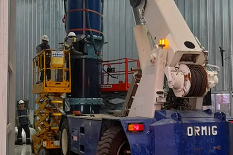 Guindaste industrial Ormig da Cunzolo movimentando componente de fonte de alta tensão