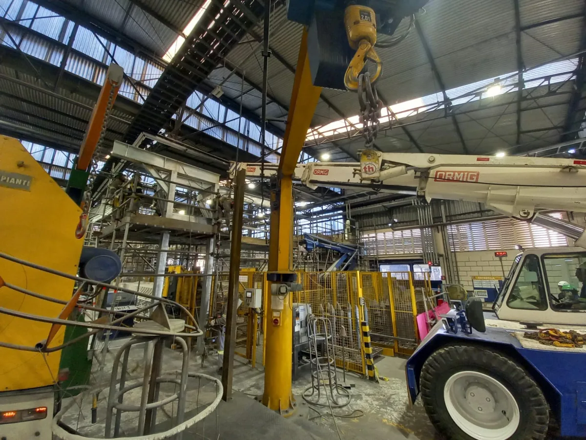 Guindaste industrial Ormig 20/25 em movimentação dentro de planta