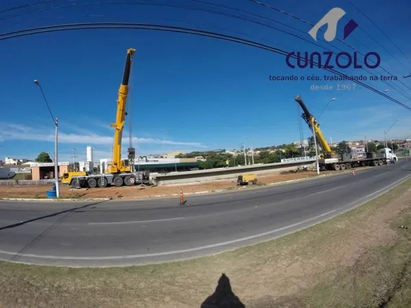 Dois guindastes Cunzolo durante montagem de passarela em Itupeva