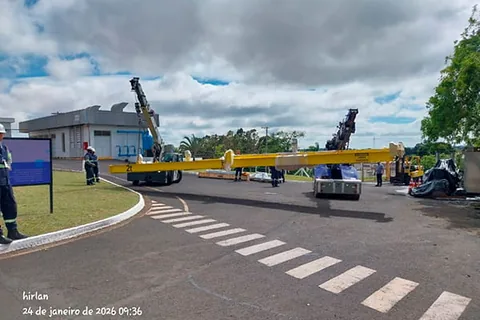 Equipe e guindastes industriais Cunzolo movimentando ponte rolante de 4.500 kg