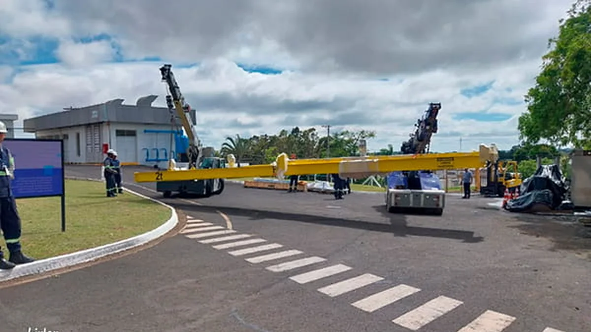 Remoção e montagem de ponte rolante de 4.500 kg em área restrita