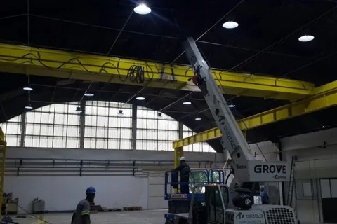 Guindaste industrial Grove YB 4409-2 da Cunzolo montando ponte rolante em Jundiaí