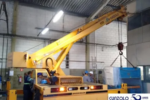 Guindaste industrial Broderson IC-250 da Cunzolo em remoção industrial em Campinas