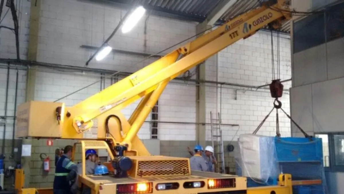 Remoção industrial em espaço restrito com Broderson IC-250