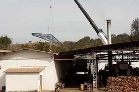 Guindaste Tadano ATF 220 da Cunzolo içando tesoura metálica de cobertura industrial