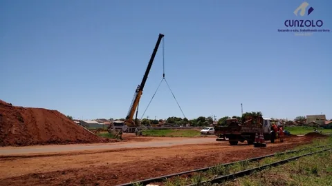 Guindaste Cunzolo movimentando viga pesada em Ourinhos