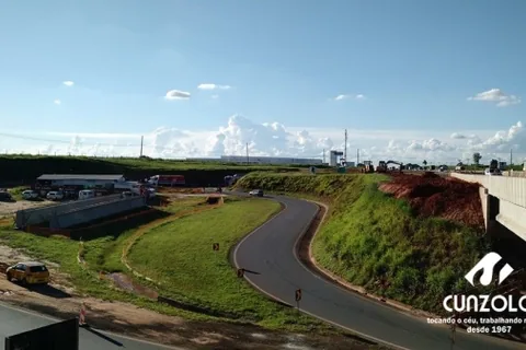 Operação Cunzolo de transporte e lançamento de vigas no quilômetro 135 da Rodovia Anhanguera