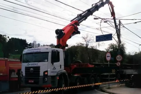 Guindaste Cunzolo na montagem de vigas da ponte de retorno da Avenida Orozimbo Maia em Campinas