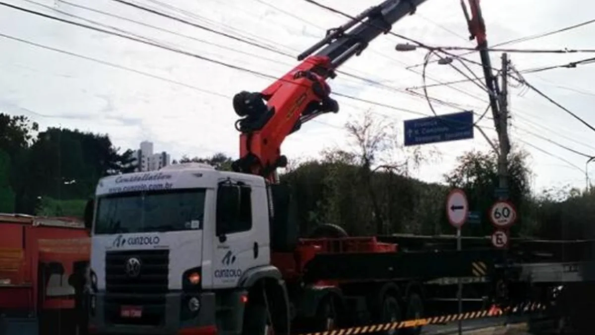 Montagem de vigas na ponte de retorno da Avenida Orozimbo Maia