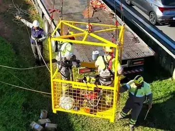 Cesto suspenso para quatro pessoas acoplado a operação com guindaste