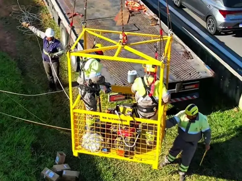 Cesto suspenso para quatro pessoas em operação com guindaste