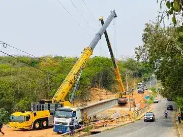 Guindaste Grove de 450 toneladas em içamento de viga de ponte