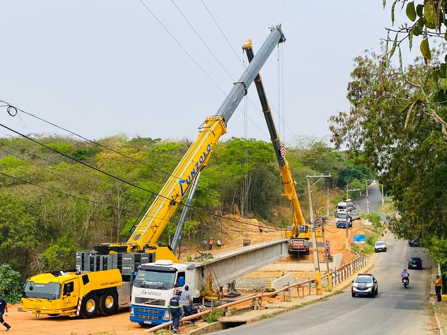 Guindaste Grove de 450 toneladas em operação com viga de ponte