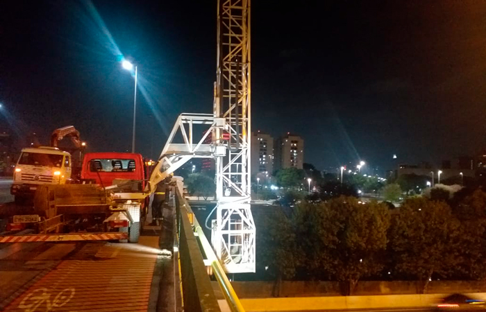Plataforma Barin em manutenção de pontes: alcance sob a estrutura