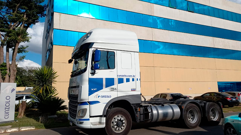Cavalo mecânico na logística de equipamentos pesados