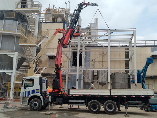 Guindaste articulado Fassi F310 em ambiente industrial