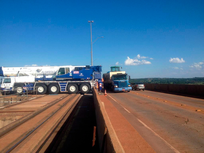 Içamento de stoplogs: precisão em estruturas hidráulicas