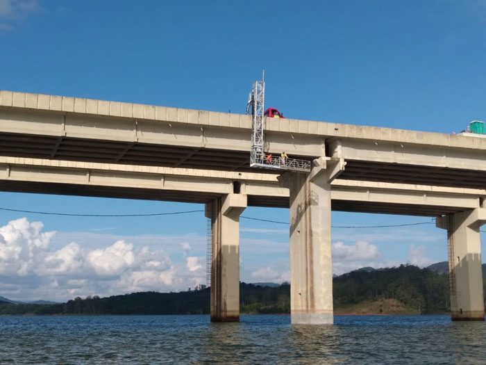 Manutenção em ponte de represa com equipamento de acesso especial