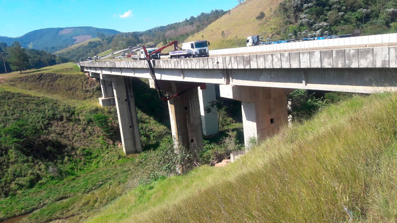 Manutenção de ponte na Rodovia Dom Pedro com equipamento underbridge