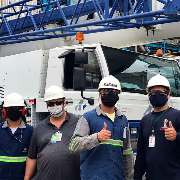 Equipe e equipamentos em parada de manutenção industrial