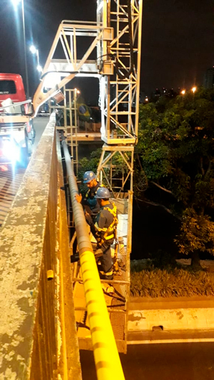 Plataforma sobre caminhão em inspeção de ponte urbana