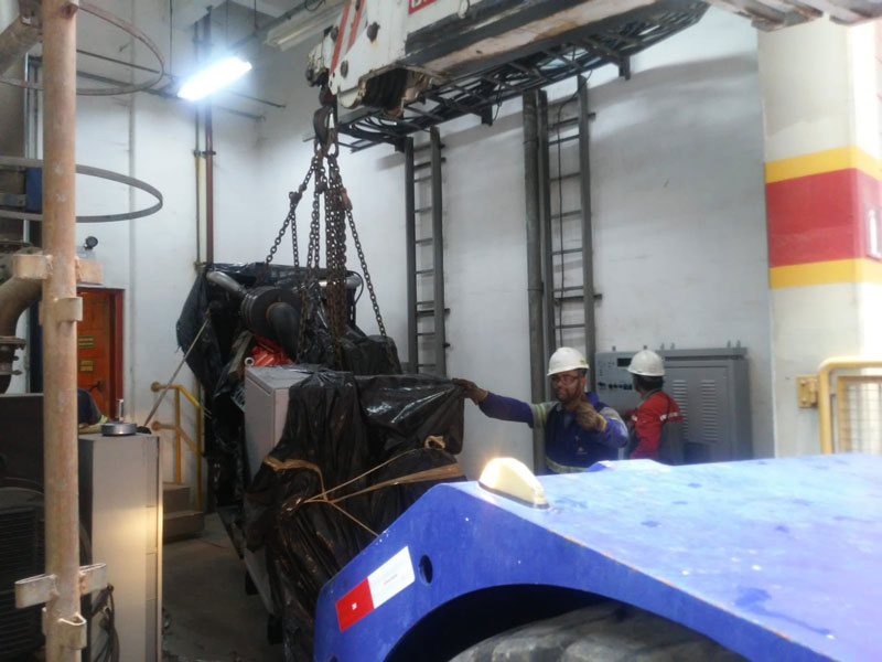 Remoção industrial em espaço restrito com guindaste compacto