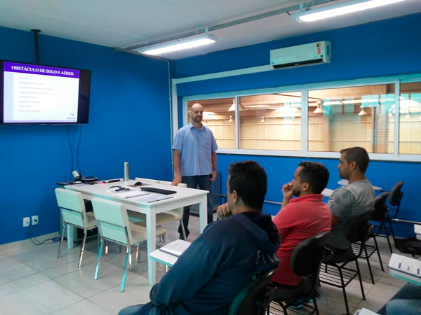 Treinamento de clientes para uso de plataformas elevatórias