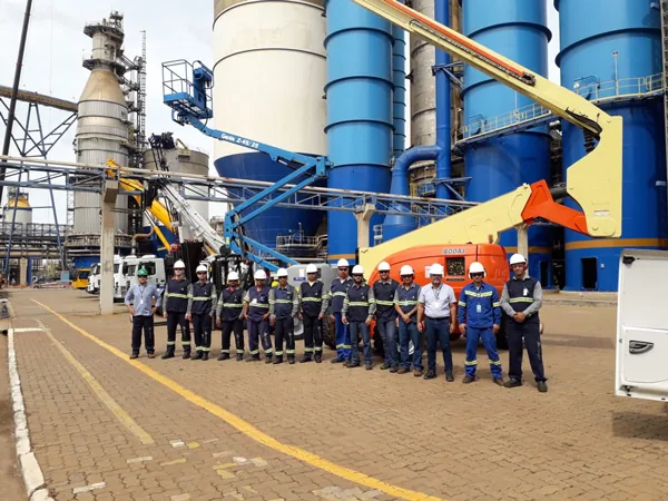 Operação Cunzolo de instalação de tanque industrial