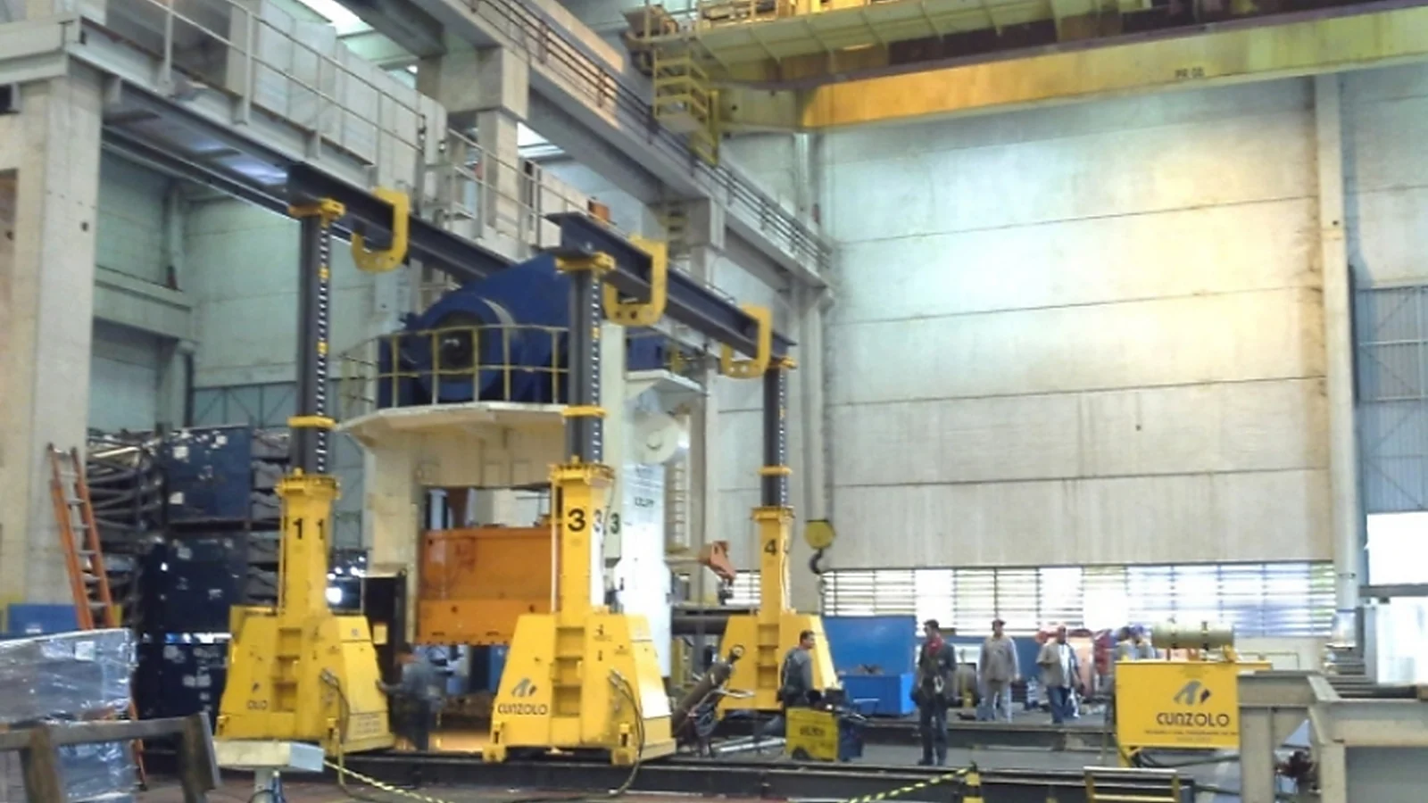 Pórtico rolante Cunzolo sobre trilhos em ambiente industrial