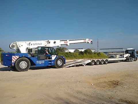 Carga pesada em prancha para transporte