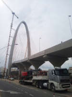 Plataforma Skyjack SJ85AJ opera na finalizao da obra da ponte estaiada em SJC (SP)